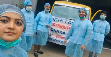 স্বামীকে সঙ্গে নিয়ে অসহায় মানুষের পাশে জনপ্রিয় কণ্ঠশিল্পী সালমা