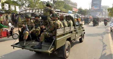 সশস্ত্র বাহিনীর টহলেও ঘরে রাখা যাচ্ছে না জনগণকে
