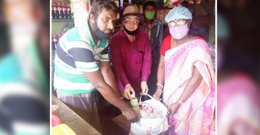 খুলনায় কর্মহীন মানুষের মাঝে জেলা পরিষদ সদস্য জয়ন্তীর ত্রাণ বিতরণ