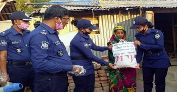 কলাপাড়ায় কর্মহীন হয়ে পরা শতাধীক পরিবারের পাশে দাঁড়িয়েছে পুলিশ