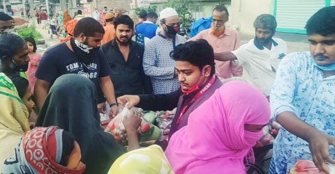 রমজানে ফ্রিতে সবজি বাজার, মানুষের দীর্ঘ লাইন (ভিডিও সহ)