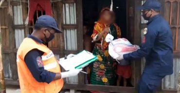 মহিপুরে অসহায় ও নিম্ন আয়ের মানুষের মাঝে কোষ্টগার্ডের খাদ্য সামগ্রী বিতরন