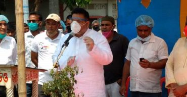 এমপি শামসুল হক টুকুর নির্দেশে নিজ তহবিল থেকে ৫৫০ পরিবারের পাশে যুবলীগ নেতা আবু সাইদ সরদার