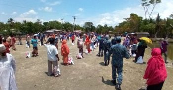 প্রধানমন্ত্রীর উপহার পৌঁছে দিচ্ছেন মোঃ ইস্রাফিল চেয়ারম্যান
