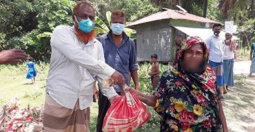 কর্মহীন পরিবারের মাঝে খাদ্যসামগ্রী বিতরণ করেন সমাজসেবক শিপন