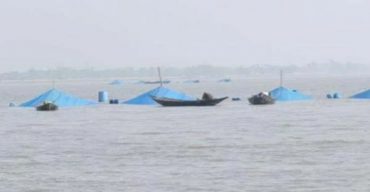 সুন্দরবনে করোনা বিধি-নিষেধ না মেনে নদ-নদীতে চিংড়ির পোনা আহরণ করছেন জেলেরা