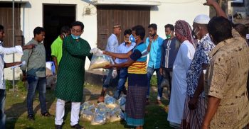 কুয়াকাটায় খাদ্যসামগ্রী বিতরণ করলেন যুবলীগ নেতা সোহাগ