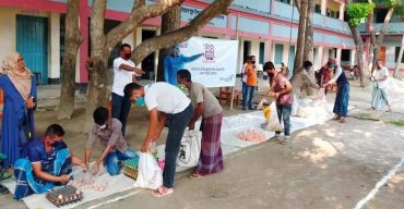 একুশে টিভির জন্মদিন উপলক্ষে সিরাজগঞ্জে খাদ্য সামগ্রী বিতরণ