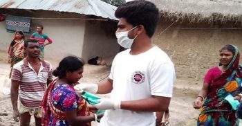সাপাহারে সমাজ সেবক আব্দুল বারী শাহ্ চৌধুরীর মাস্ক বিতরণ