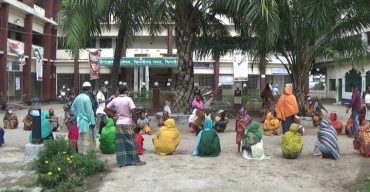 ঝিনাইদহে ত্রাণের দাবিতে পাগলা কানাই ইউপি চেয়ারম্যানের বিরুদ্ধে বিক্ষোভ ও সড়ক অবরোধ