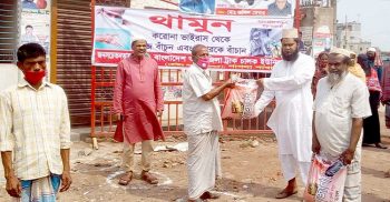 ঘরে বসে থাকা কর্মহীন ট্রাক চালকদের খাদ্যসামগ্রী দিলেন পলাশ