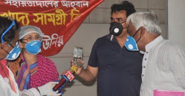 গৃহশ্রমিকদের মাঝে ত্রাণ সামগ্রী বিতরণ কর্মসূচিতে রাশেদ খান মেনন এমপি