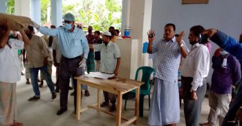 বরগুনার আমতলীতে জেলেদের মধ্যে চাল বিতরণ