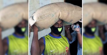 কুয়াকাটায় উধাও হওয়া ২২জেলের চাল কিনে দিলেন কাউন্সিলর