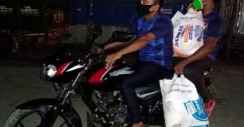 গোপনে বাড়ি বাড়ি গিয়ে ইফতার সামগ্রী পৌছে দিচ্ছেন কুয়াকাটা ক্লাব