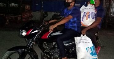 গোপনে বাড়ি বাড়ি গিয়ে ইফতার সামগ্রী পৌছে দিচ্ছেন কুয়াকাটা ক্লাব