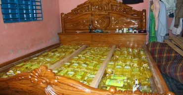 রংপুরে ব্যবসায়ীর বাড়ির বক্স খাটে মিললো টিসিবির তেল জব্দ