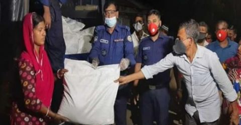 পটুয়াখালীর পুলিশ সুপারের নির্দেশনায় গলাচিপা থানার সহায়তায় কর্মহীন ও গরীব অসহায়দের মধ্যে খাদ্য সামগ্রী বিতরন