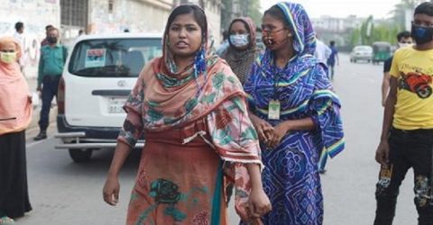 করোনা: কারখানার গেট থেকে ফিরে যাচ্ছেন শ্রমিকরা