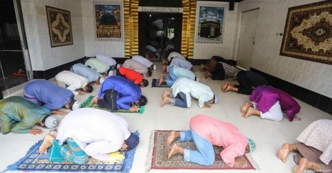 করোনা: মুসল্লিদের ঘরে নামাজ পড়ার নির্দেশ