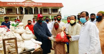 বাউফলে করোনা প্রতিরোধে পাঁচহাজার পরিবারকে আ’লীগের খাদ্য সহায়তা