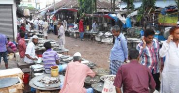 ডামুড্যায় প্রশাসনের আড়ালে বসছে হাটবাজার