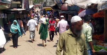 সামাজিক দূরত্ব বজায় থাকছে না কলাপাড়ায়।। হতদরিদ্র ও কর্মহীন মানুষ পাচ্ছে খাদ্য সহায়তা