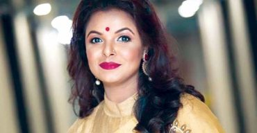 অদ্ভূত আঁধার এক এসেছে এ-পৃথিবীতে