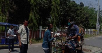 শরীয়তপুরে যুবলীগের অতনু ও ছাত্রলীগের শাওনের নেতৃত্বে রিক্সা-ভ্যান-ট্রাক চালকদের খাবার বিতরণ