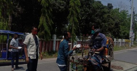 শরীয়তপুরে যুবলীগের অতনু ও ছাত্রলীগের শাওনের নেতৃত্বে রিক্সা-ভ্যান-ট্রাক চালকদের খাবার বিতরণ
