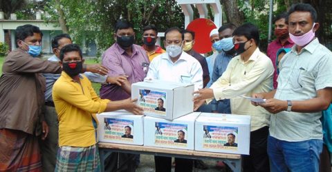 ঘরে থাকা গরীব ও দুস্থ্য পরিবারের পাশে এমপি শেখ হেলাল উদ্দীন