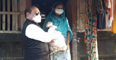 অসহায় মানুষের ঘরে ঘরে খাদ্য পৌঁছে দিচ্ছেন এ্যাড. মিলন এম পি