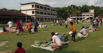 করোনার প্রভাব থেকে রক্ষা পেতে দশমিনায় স্কুল মাঠে সাপ্তাহিক বাজার