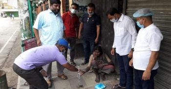 বান্দরবানে সাংবাদিকদের উদ্যোগে গরীব অসহায় ও ভিক্ষুকদের মাঝে খাবার বিতরণ