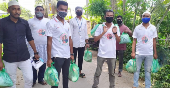ঘরে থাকা গরীব ও দুস্থ্য পরিবারের বাড়ি বাড়ি ইফতার পৌছায় দিচ্ছেন স্বেচ্ছাসেবক লীগ