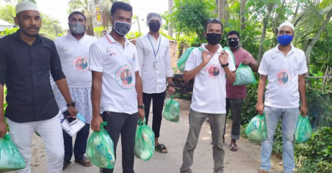 ঘরে থাকা গরীব ও দুস্থ্য পরিবারের বাড়ি বাড়ি ইফতার পৌছায় দিচ্ছেন স্বেচ্ছাসেবক লীগ