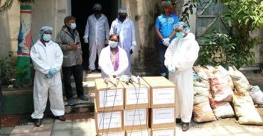 জেলা প্রশাসক, এনসিসি ও হাসপাতালে মডেল গুরুপের পিপিই প্রদান