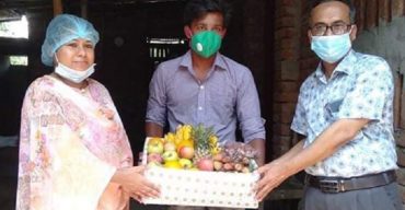 করোনা জয়ী আরাফাতের বাড়িতে গিয়ে প্রধান মন্ত্রীর উপহার সামগ্রী ও ফুলেল শুভেচ্ছা