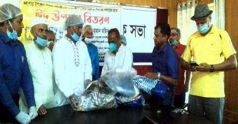 কলাপাড়ায় শিক্ষক-কর্মচারীদের ঈদ উপহার বিতরণ
