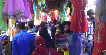 ঝিনাইদহে করোনা ও বৈরী আবহাওয়া উপেক্ষা করে পোশাকের দোকানে উপচে পড়া ভীড়!