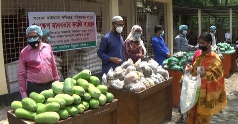 করোনার প্রভাবে বিপাকে পড়া অসহায়, হতদরিদ্র ও নিম্ন আয়ের মানুষের পাশে ঝিনাইদহে মানবতার সবজি বাজার