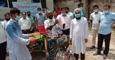 শৈলকুপায় কর্মহীন বৃদ্ধকে অটো ভ্যান উপহার