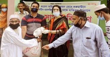 রাজাপুরে সমাজকর্মী রাজিয়া বেগমের ব্যক্তিগত উদ্যোগে ৫শ’ পরিবারকে খাদ্য সামগ্রী বিতরণ