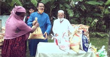 কলাপাড়ায় অসহায় মানুষের পাশে দাঁড়িয়েছেন কলেজ শিক্ষক আবু ইউসুফ