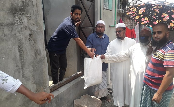 মীর সোহেলের নির্দেশে যুবলীগ নেতা শাহীনের খাদ্য সামগ্রী বিতরন