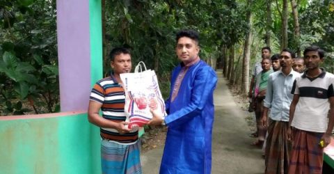 গলাচিপায় সংবাদপত্র বিক্রয় কর্মীদের মাঝে খাদ্য সামগ্রী বিতরণ