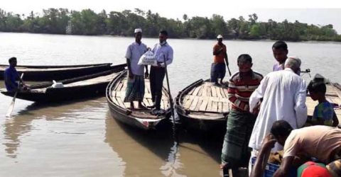 ঘরে থাকা কর্মহীন ও অসহায় মাঝি-মাল্লা পরিবারের পাশে লায়ন ডক্টর শেখ ফরিদুল ইসলাম