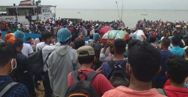 শিমুলিয়া-কাঁঠালবাড়িতে ফেরি চলাচল বন্ধ, ঘাটে হাজারো মানুষের ভিড়