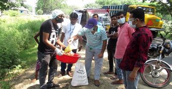 ঝিনাইদহের মানসিক প্রতিবন্ধী ও ভাসমানদের খাবার দিচ্ছে ঐতিহ্যবাহি জাহেদী ফাউন্ডেশন