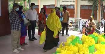 ভীড়ে নয় নীড়ে থাকুন, করোনা থেকে মুক্ত থাকুন’ শ্লোগানে ঝিনাইদহে দুস্থ মা ও শিশুদের মাঝে ঈদ উপহার বিতরণ